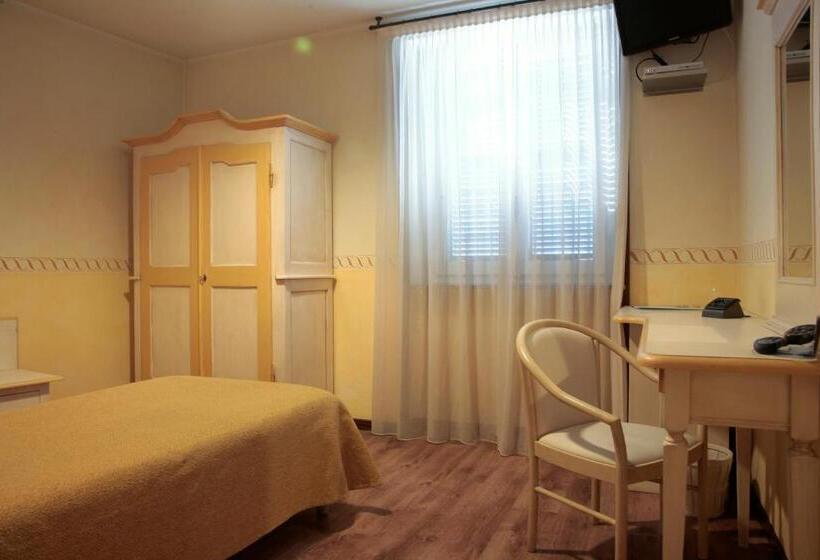 标准单人间, Risi