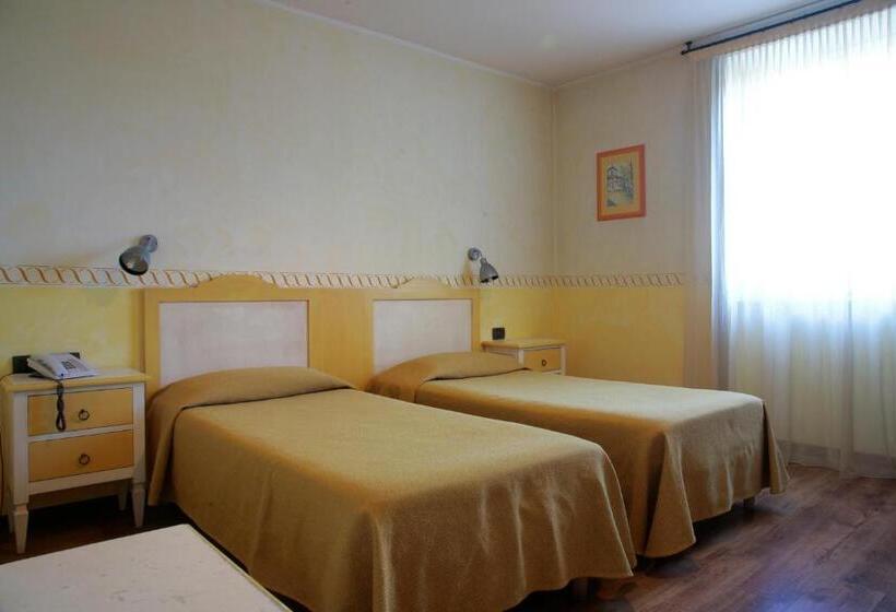 标准间带湖景, Risi