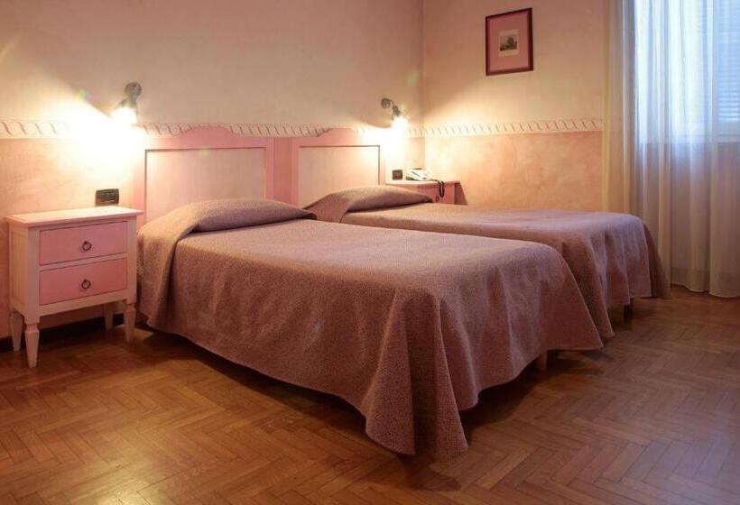 标准间带湖景, Risi