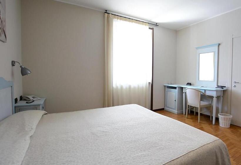 标准间带湖景, Risi