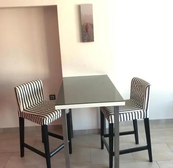 デラックススタジオ, Roomotel Apartments