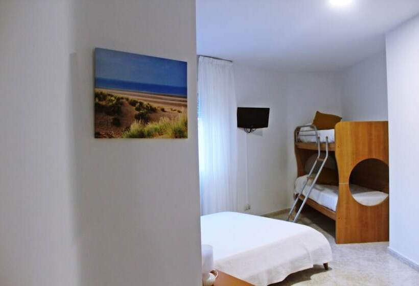 חדר סטנדרט לשלושה, Pensión Playa De Sardiñeiro