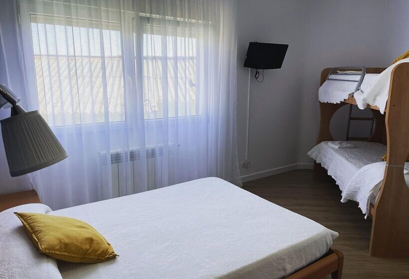 חדר סטנדרט לשלושה, Pensión Playa De Sardiñeiro