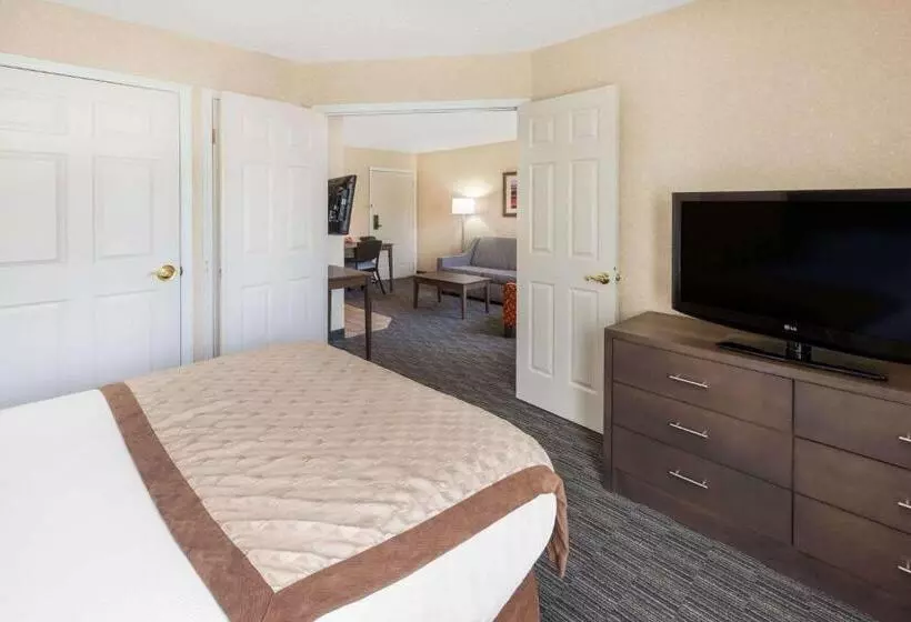 マスタースイートルーム, Affordable Suites Of America Detroitwarren