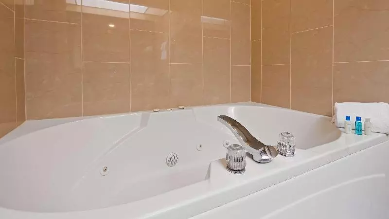 キングサイズベッドのスタンダードルーム, Best Western Plaza Hotel Saugatuck