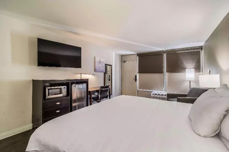 اتاق استاندارد با تخت بزرگ برای معلولان, Clarion Inn & Suites