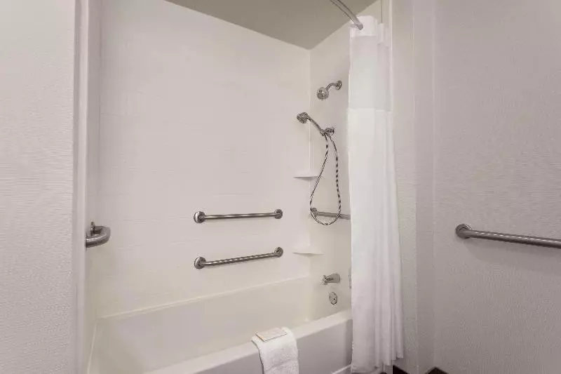 اتاق استاندارد برای معلولان, Clarion Inn & Suites