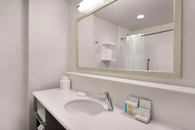 اتاق استاندارد برای معلولان, Clarion Inn & Suites