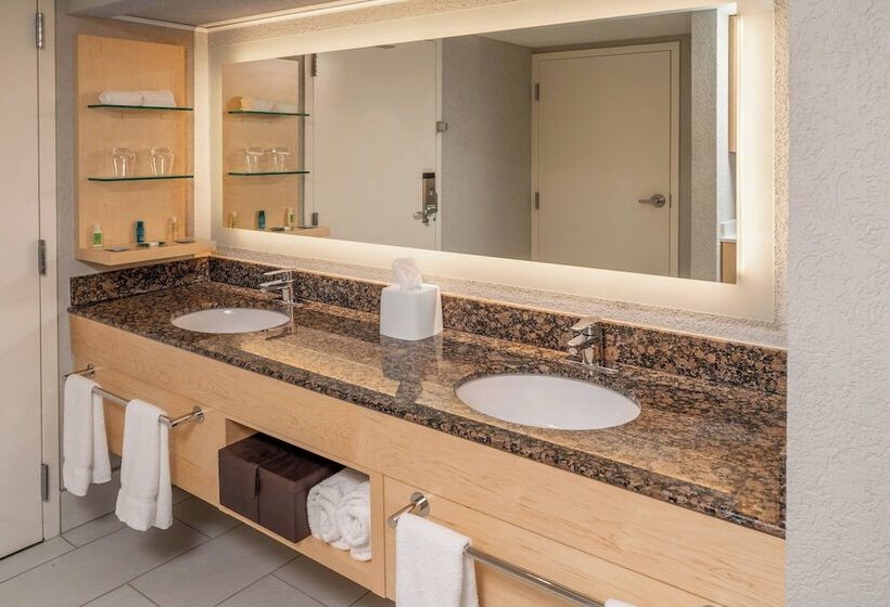 Люкс Клуб, Delta Hotels By Marriott Huntington Downtown