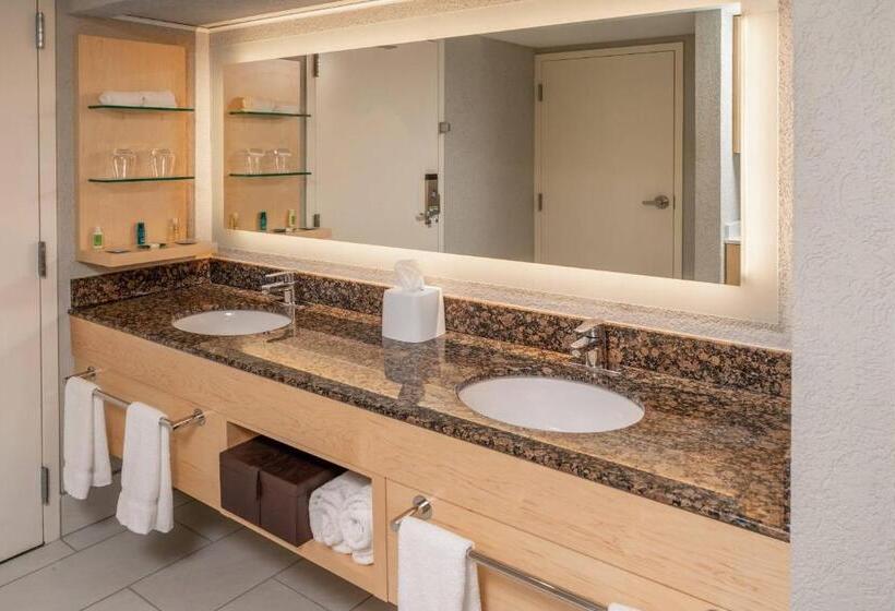 Люкс Клуб, Delta Hotels By Marriott Huntington Downtown