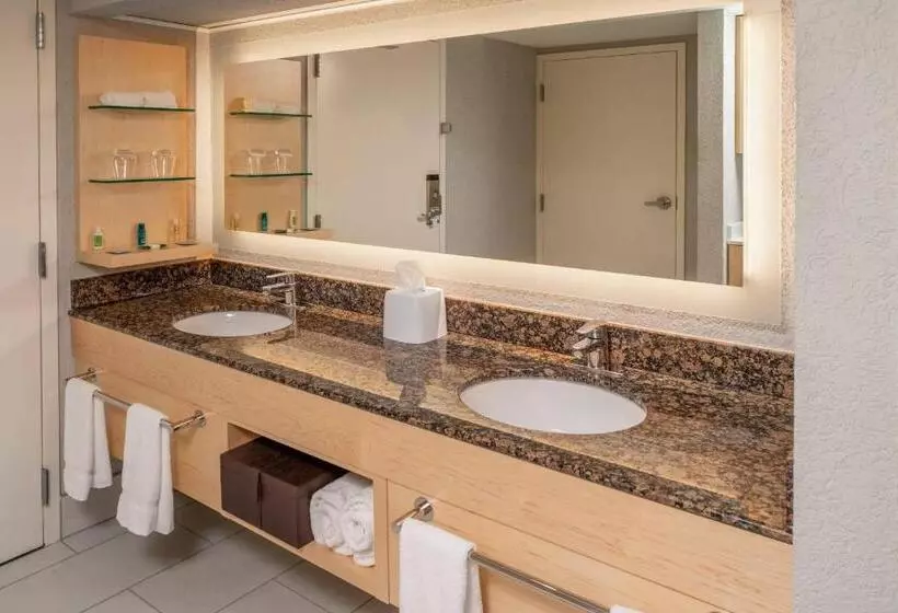 سوئیت کلاب, Delta Hotels By Marriott Huntington Downtown