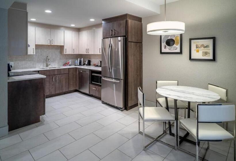 Президентский Люкс, Delta Hotels By Marriott Huntington Downtown