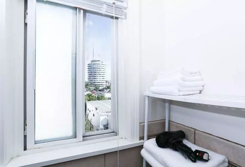 اتاق سوپریور, The Hotel Hollywood