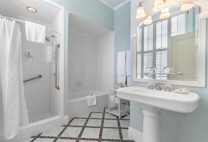 キングサイズベッドのデラックスルーム, The Omni Homestead Resort & Spa