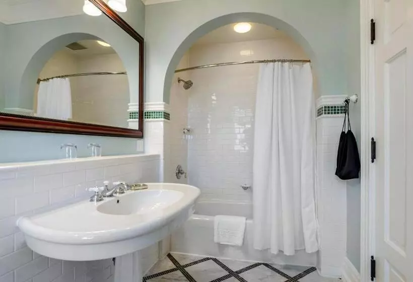 身障者適用キングサイズベッドルーム, The Omni Homestead Resort & Spa