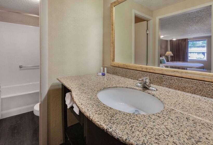 Номер Deluxe, Travelodge By Wyndham Monroe