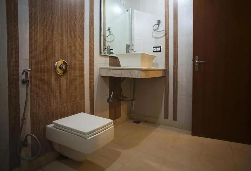 Standard Kolmen Hengen Huone, Shivdev International