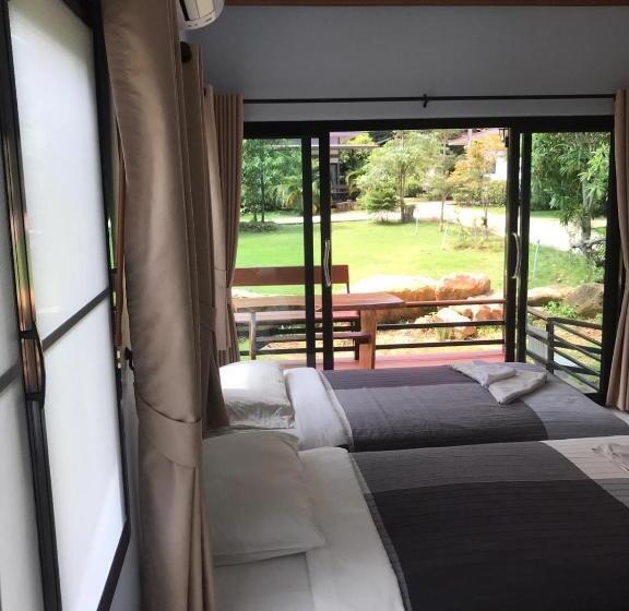 اتاق کلاسیک سه تخته, Fine Times Resort