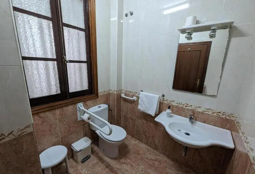 اتاق استاندارد سه نفره, Pensión Ciudad Navarro Ramos