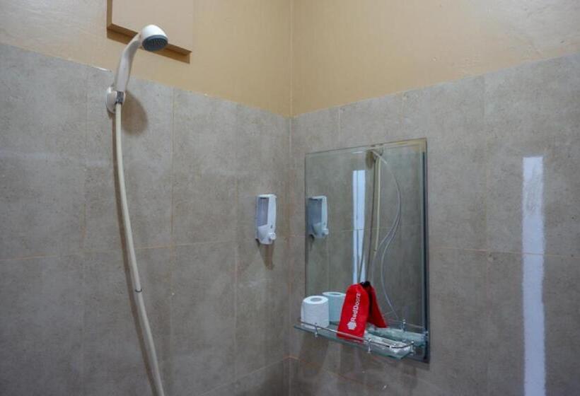 חדר דלוקס, Reddoorz Plus Syariah @ Hotel Boulevard Luwuk