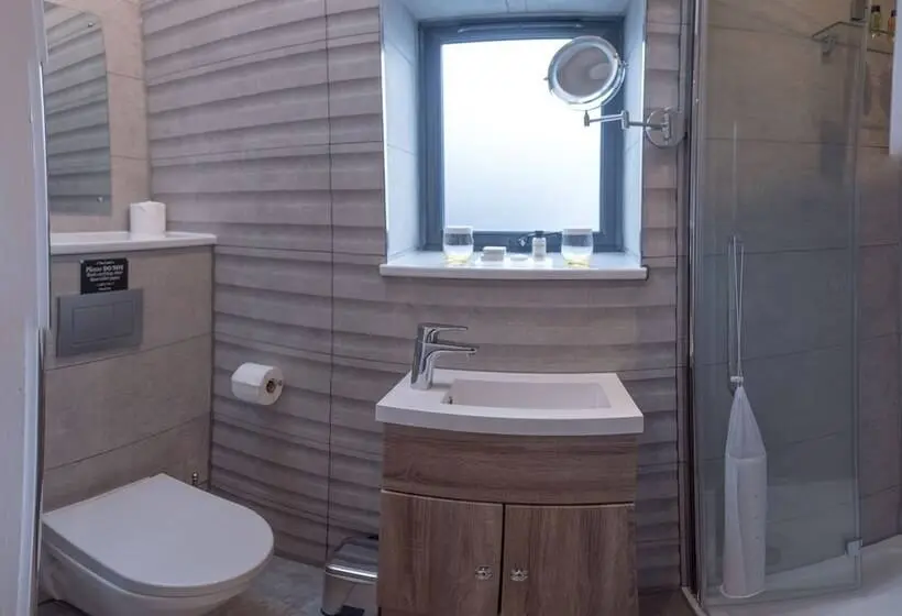 Camera Standard, Waterfront House