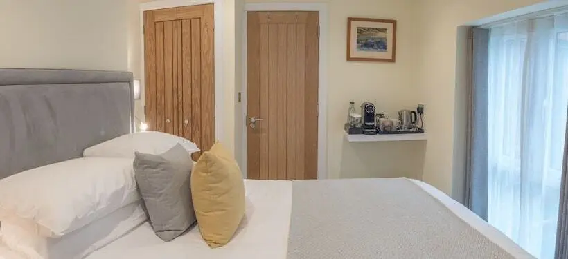 Camera Standard, Waterfront House