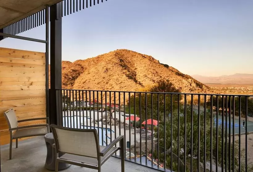 سوییت با تراس و چشم‌انداز کوه, Adero Scottsdale Resort, Autograph Collection
