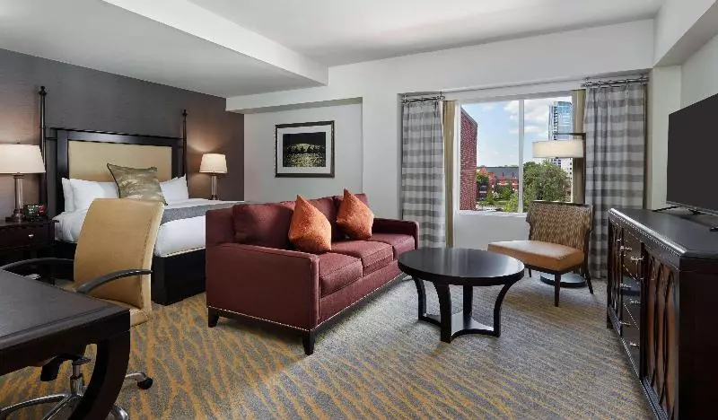 سوئیت با تخت بزرگ, The Inn At Penn, A Hilton