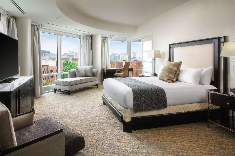سوئیت با تخت بزرگ, The Inn At Penn, A Hilton