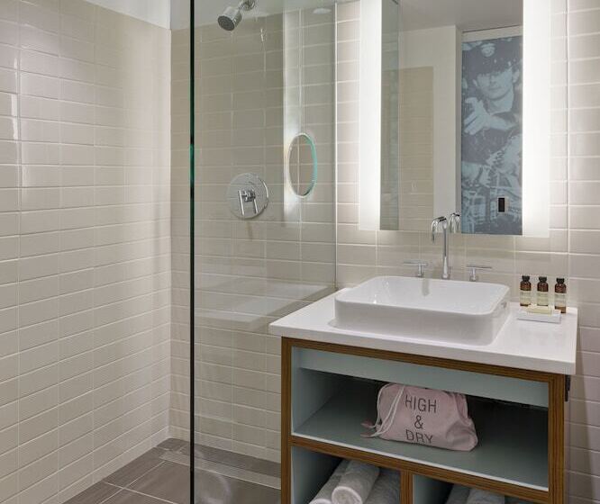 חדר סטנדרט מיטה זוגית, The Verb