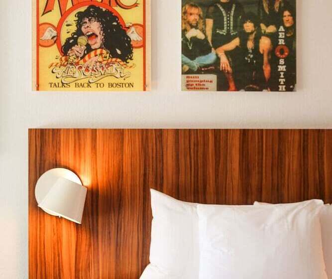 חדר סטנדרט מיטה זוגית, The Verb