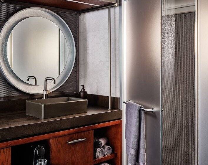 חדר סטנדרט מיטה זוגית, The Verb