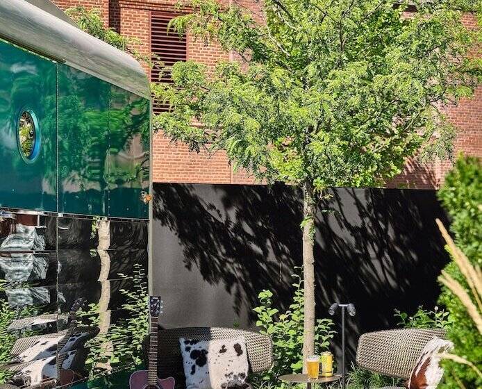 חדר סטנדרט מיטה זוגית, The Verb