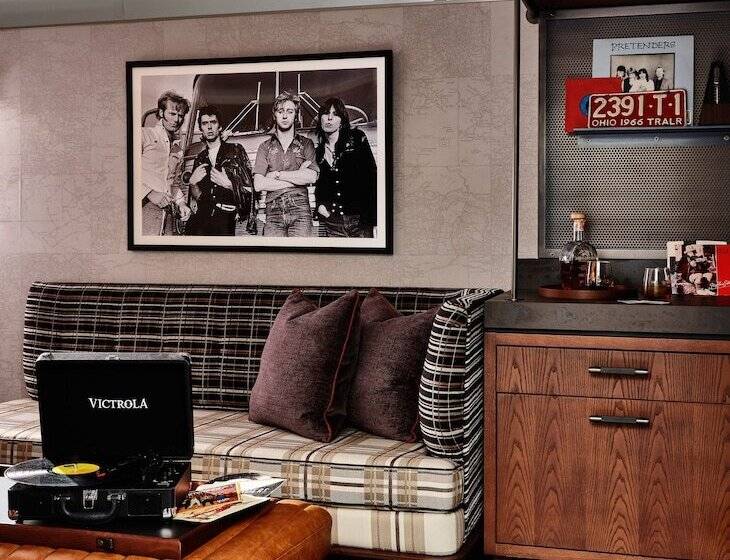 חדר סטנדרט מיטה זוגית, The Verb