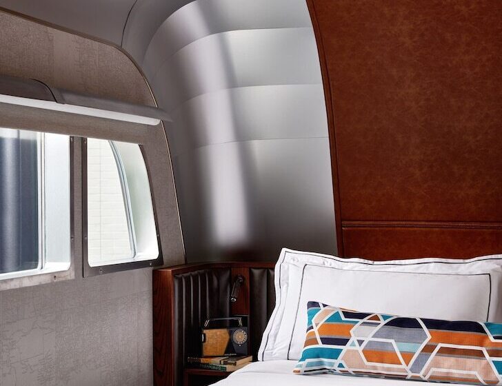 חדר סטנדרט מיטה זוגית, The Verb