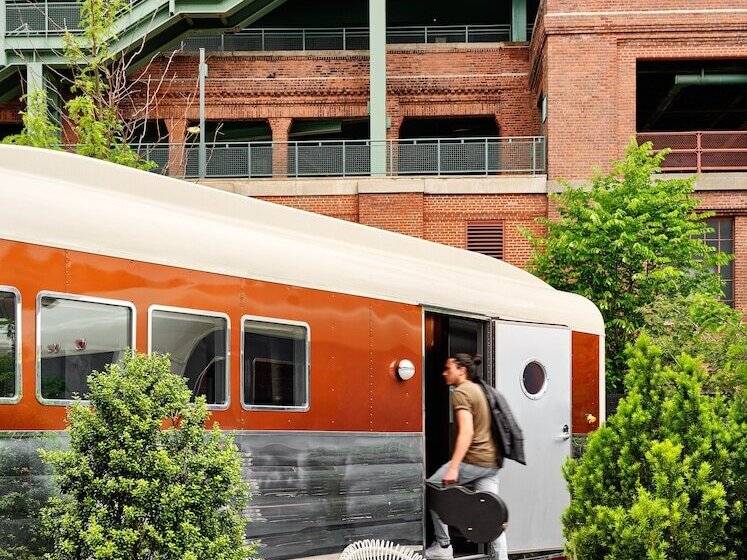 חדר סטנדרט מיטה זוגית, The Verb