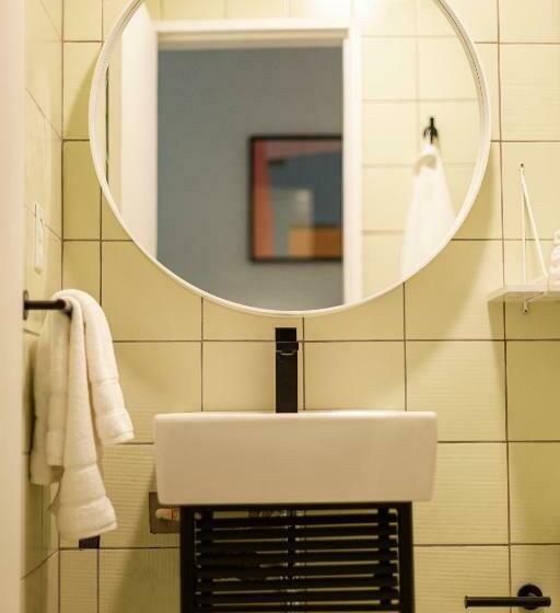 Номер Deluxe, Intj