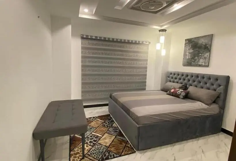 اتاق استاندارد, The Family Den