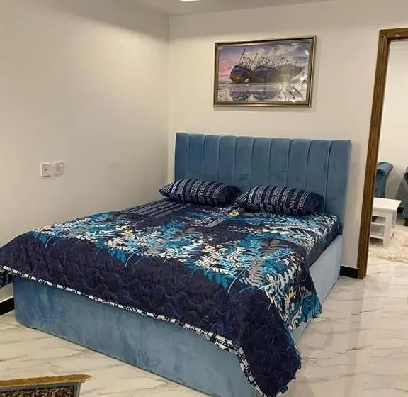 اتاق استاندارد, The Family Den