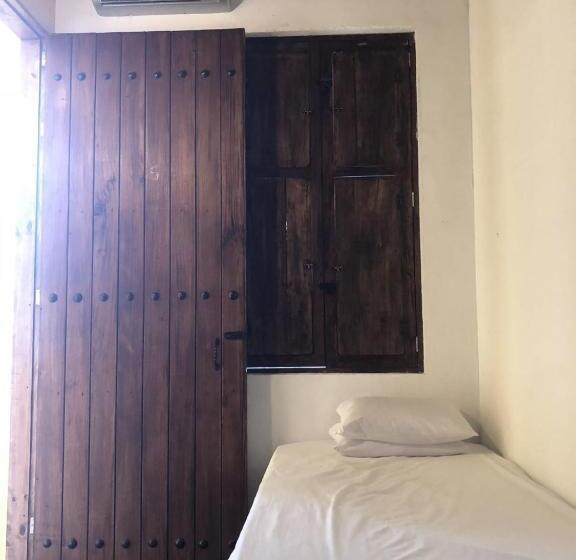 غرفة قياسية ثلاثية, Baboon Hostel