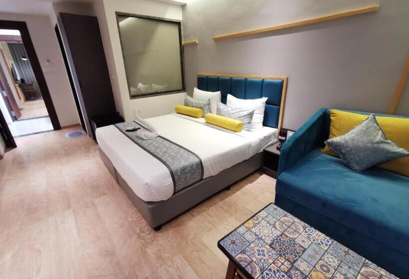 디럭스 룸 킹사이즈 침대, The Excellency