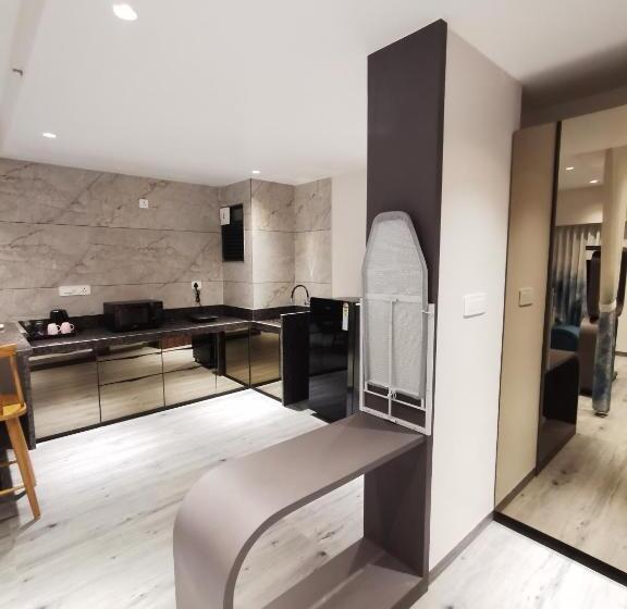 수피리어 스위트, The Excellency