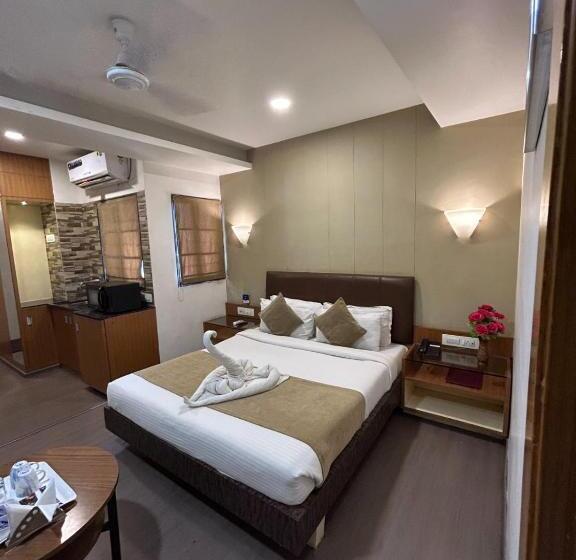 디럭스 룸, The Excellency