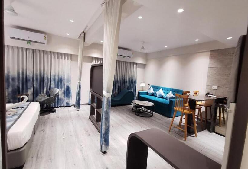 수피리어 스위트, The Excellency