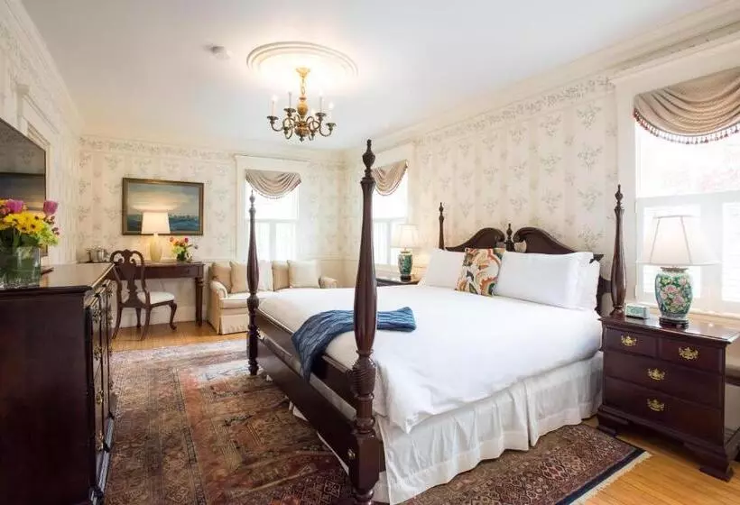 اتاق لوکس با تخت بزرگ, Jared Coffin House