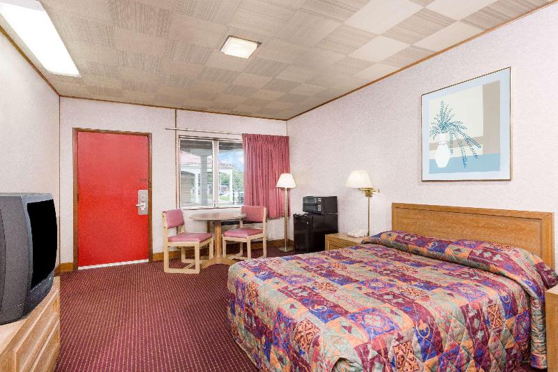 キングサイズベッドのスタンダードルーム, Knights Inn Galax