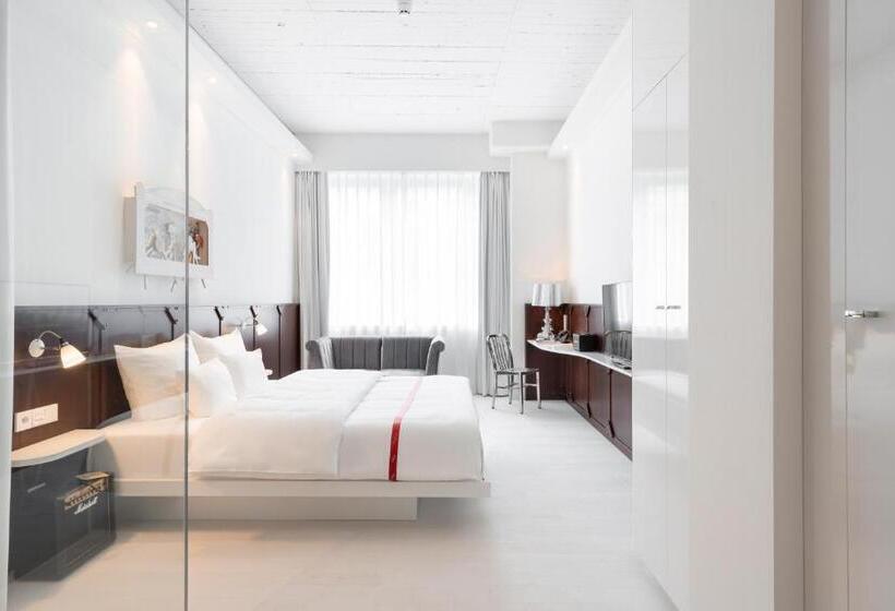 Студия Стандарт, Ruby Leni Hotel Dusseldorf
