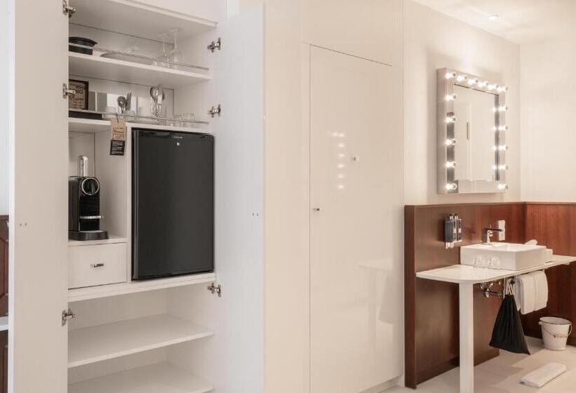 Студия Стандарт, Ruby Leni Hotel Dusseldorf