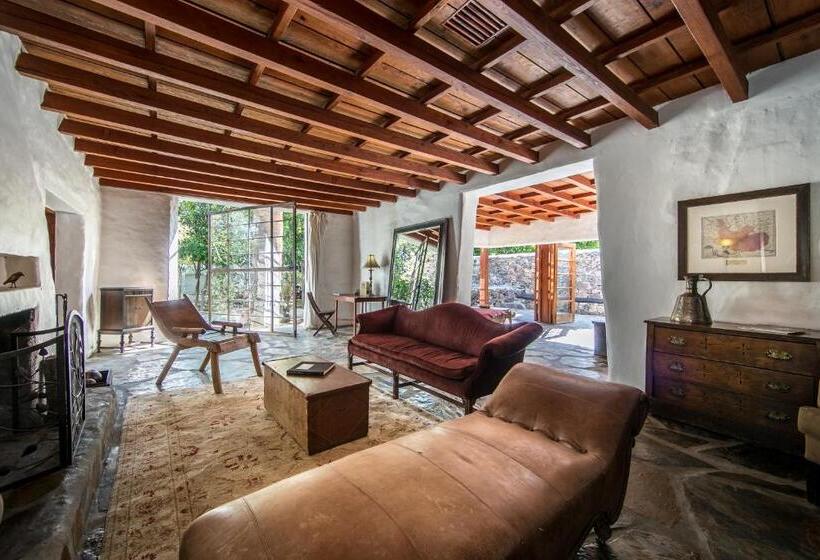 سوئیت با تخت بزرگ, Korakia Pensione