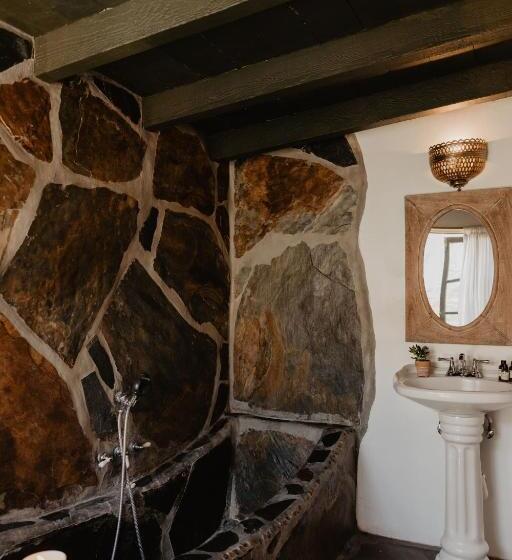 سوییت, Korakia Pensione